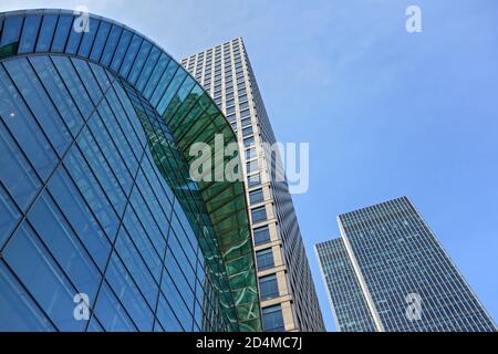 London, Großbritannien - 03. Februar 2019: Blick auf Kanada Wasserrohrstation Eingang und 40 und 25 Bank Street Gebäude von Cesar Pelli entworfen Stockfoto