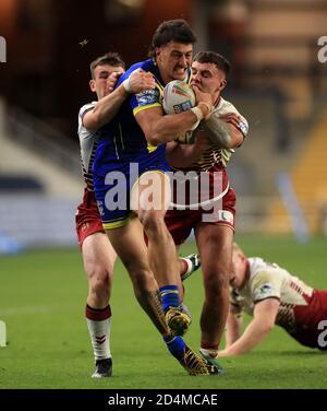 Anthony Gelling von Warrington Wolves (Mitte) wird von Oliver Partington von Wigan Warriors (links) und Harry Smith in Angriff genommen, während Liam Farrell während des Betfred Super League-Spiels im Emerald Headingley Stadium in Leeds zuschaut. Stockfoto