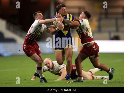 Anthony Gelling von Warrington Wolves (Mitte) wird von Oliver Partington von Wigan Warriors (links) und Harry Smith in Angriff genommen, während Liam Farrell während des Betfred Super League-Spiels im Emerald Headingley Stadium in Leeds zuschaut. Stockfoto