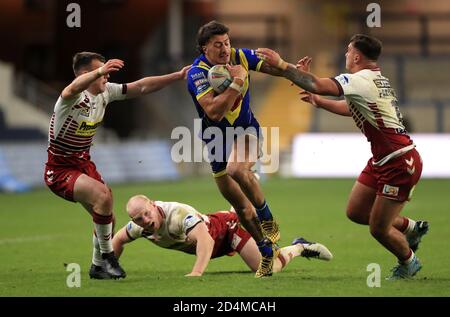 Anthony Gelling von Warrington Wolves (Mitte) wird von Oliver Partington von Wigan Warriors (links) und Harry Smith in Angriff genommen, während Liam Farrell während des Betfred Super League-Spiels im Emerald Headingley Stadium in Leeds zuschaut. Stockfoto