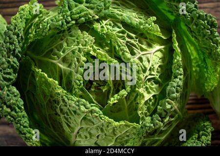 Grüner wirsing-Kohl-Kopf - Nahaufnahme von oben Stockfoto