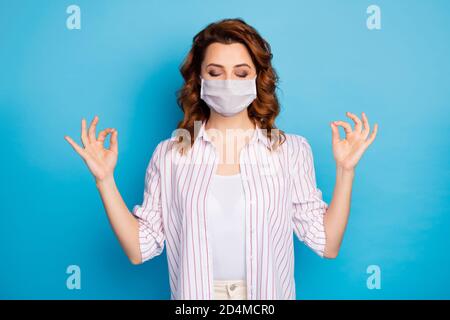 Porträt von ihr sie schön attraktiv heiter wellig-haarige Mädchen meditieren Tragen Sie medizinische Maske covid Infektion Epidemie Quarantäne isoliert auf hell Lebhaft Stockfoto