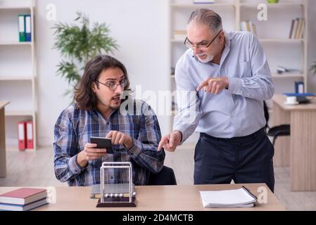 Zwei Buchhalter im Büro Stockfoto