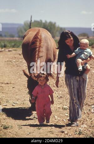 Ranch Familie mit Pferd - Lage: In oder in der Nähe von Nucla; Colorado Ca. 1972 Stockfoto