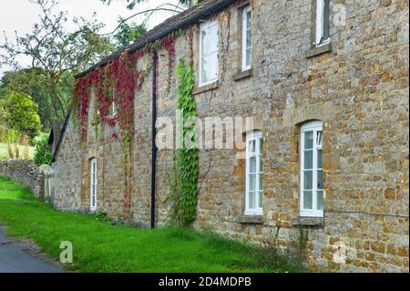 Reihe von charakteristischen honigfarbenen Stein Cotswold Hütten in Oxfordshire, England Stockfoto