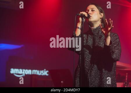 Die Sängerin Cate Le Bon tritt im Clwb Ifor Bach in Cardiff zum Prime Day Live auf - einer kostenlosen, live-gesäumten Veranstaltung, die von Amazon Music zur Unterstützung des Music Venue Trust präsentiert wird, um das Bewusstsein für britische Musikstätten zu schärfen und Geld dafür zu sammeln. Stockfoto