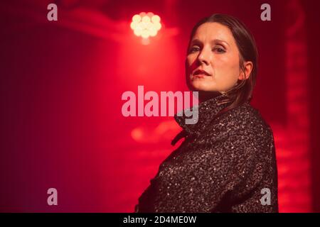 Die Sängerin Cate Le Bon tritt im Clwb Ifor Bach in Cardiff zum Prime Day Live auf - einer kostenlosen, live-gesäumten Veranstaltung, die von Amazon Music zur Unterstützung des Music Venue Trust präsentiert wird, um das Bewusstsein für britische Musikstätten zu schärfen und Geld dafür zu sammeln. Stockfoto