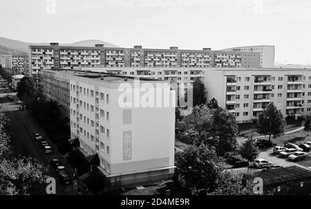 AJAXNETPHOTO. SEPTEMBER 2007. JENA, DEUTSCHLAND. - MEHRFAMILIENHÄUSER - BLICK VOM STEINBERGER MAXX HOTEL AUF SOZIALWOHNHÄUSER AM RANDE DER STADT. FOTO:JONATHAN EASTLAND/AJAX REF:71610 554401 67 Stockfoto