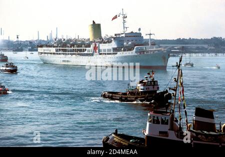 AJAXNETPHOTO. 1982. SOUTHAMPTON, ENGLAND. - VERWUNDETE RÜCKKEHR - DAS SPITALSCHIFF UGANDA, DAS 1982 NACH SOUTHAMPTON ZURÜCKKEHRT UND DIE VERWUNDETEN AUS DEM FALKLAND-KONFLIKT TRÄGT. FOTO: JONATHAN EASTLAND/AJAX. REF:21411 2 4 Stockfoto