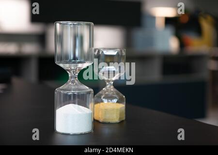 Auf einem Tisch stehen zwei Eieruhren in verschiedenen Größen Stockfoto