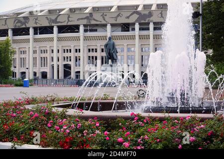 MOSKAU, RUSSLAND - 23. Juli 2017. Luschniki-Stadion. Denkmal VI Lenin und der Brunnen auf dem Platz. Stockfoto