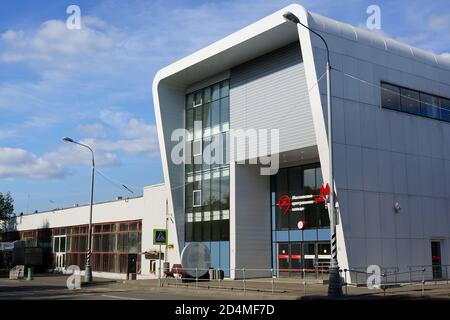 Moskau, Russland - 11. August 2019. Moskauer Zentralkreis (MCC). Eingang zum Bahnhof Streshnevo. Stockfoto
