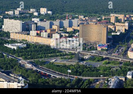 MOSKAU, RUSSLAND - 3. Juni 2018. Das Hotel 'Cosmos' und das Denkmal 'Eroberer des Weltraums'. Der Blick aus der Höhe des Ostankino Fernsehturms. Stockfoto