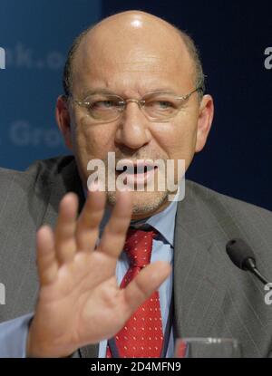 Trevor Manuel der südafrikanische Finanzminister und Vorsitzender des Entwicklungsausschusses der Weltbank spricht nach dem DC-Treffen mit der Presse. 2003 Jahrestreffen Dubai Vereinigte Arabische Emirate ca. 22. September 2003 Stockfoto