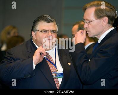 Weltbankpräsident Robert Zoellick (rechts) spricht mit dem Vorsitzenden des Entwicklungsausschusses AgustÃ­n Carstens (links) vor Beginn der Sitzung des Entwicklungsausschusses bei der Weltbank während der jährlichen IWF/Weltbank-Treffen in Washington DC.EspaÃ±ol: El presidente del Banco Mundial Robert Zoellick (derecha) placa con el presidente del ComitÃ© para el Desarrollo del Fondo Monetario Internacional AgustÃ­n Carstens antes del comienzo de la junta del comitÃ© durante la reuniÃ³n anual Banco Mundial-Fondo Monetario Internacional celebrado en las oficinas del Banco en la ciudad de Washington D. Stockfoto