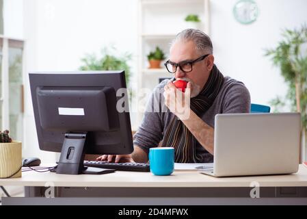 Leitender männlicher Mitarbeiter, der während einer Pandemie von zu Hause aus arbeitet Stockfoto