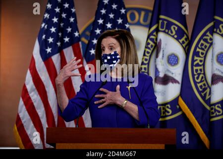 Washington DC, USA. Oktober 2020. US-House-Sprecherin Nancy Pelosi spricht während einer Pressekonferenz auf dem Capitol Hill in Washington, DC, die Vereinigten Staaten, am 9. Oktober 2020. US-Präsident Donald Trump hat ein überarbeitetes COVID-19-Hilfspaket in den Verhandlungen mit den Demokraten im Kongress genehmigt, sagte Larry Kudlow, Direktor des Nationalen Wirtschaftsrats des Weißen Hauses am Freitag. US-Finanzminister Steven Mnuchin wird erwartet, um eine neue 1.8-Billionen-US zu diskutieren Quelle: Xinhua/Alamy Live News Stockfoto