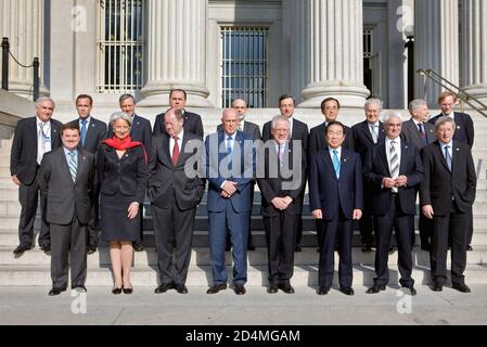 Die Finanzminister der G7 (erste Reihe) und die Zentralbankgouverneure (hintere Reihe) treffen sich im April 11 2008 im US-Finanzministerium in Washington zu einem Gruppenbild. Erste Reihe (L-R): Kanadischer Finanzminister Jim Flaherty Französischer Finanzminister Christine Lagarde Bundesfinanzminister Peer Steinbrück US-Finanzminister Henry Paulson Italiens Finanzminister Tommaso Padoa-Schioppa Japans Finanzminister Fukushiro Nukaga britischer Schatzkanzler Alistair Darling und Jean-Claude Juncker Vorsitzender der Eurogruppe. Hintere Reihe (L-R): IWF-Geschäftsführer Dominique Strauss-Kah Stockfoto