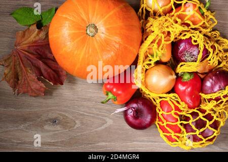 Kürbis, Zwiebeln und Paprika. Stillleben Im Herbst. Blick von oben Stockfoto