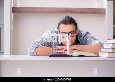 Männliche Kursteilnehmer die Vorbereitung auf die Prüfung zu Hause Stockfoto