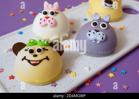 Kuchen in Form von kleinen Tieren. Das in der Glasur gebackene Soufflé ist in Form von Tiermuzzles gerahmt Stockfoto