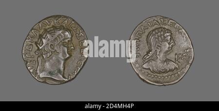 Die Vorderseite (Vorderseite) dieser Münze zeigt den Kopf von Kaiser Nero nach rechts und strahlt. Die Rückseite (Rückseite) zeigt die Büste von Poppaea (zweite Frau von Nero, der ihr dritter Ehemann war) nach rechts. Die Rückseite enthält das Datum der Prägung '' L IA'', die das elfte Jahr seiner Herrschaft als Kaiser oder 64-65 CE ist. Nero regierte von 54-68 u.Z Stockfoto