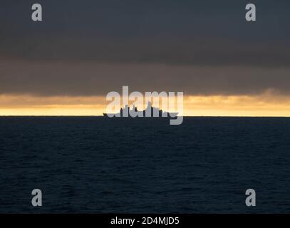 201005-N-TC847-1009-SEA OF HEBRIDES (OKT 5, 2020) die Königlich Dänische Marine Huitfeldt-Klasse, Fregatte Niels Juel (F 363), segelt in Formation mit dem Arleigh Burke-Klasse Lenkraketen-Zerstörer USS Ross (DDG 71), nicht abgebildet, im Rahmen der Übung Joint Warrior 20-2, 5. Oktober 2020. Übung Joint Warrior 20-2 ist eine in Großbritannien veranstaltete, multilaterale Trainingsübung, die der NATO und verbündeten Streitkräften eine einzigartige Multi-Kriegsumgebung bietet, um sich auf globale Operationen vorzubereiten. U.S. Naval Forces Europa-Afrika/USA Sechste Flotte mit Sitz in Neapel, Italien, führt das gesamte Spektrum der gemeinsamen und Marineoperationen Stockfoto