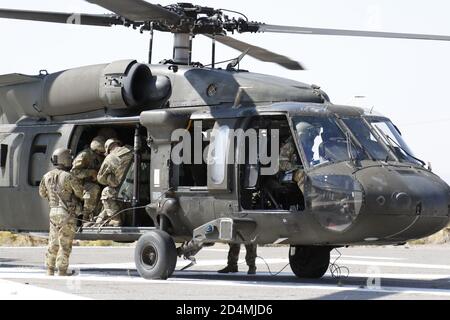 Soldaten der Truppe Bravo, 1. Geschwader, 113. Kavallerieregiment laden auf einen UH-60 Blackhawk Hubschrauber während einer Trainingsübung in Camp McGregor N.M. am 5. Oktober 2020. Soldaten konnten ihre Fähigkeiten weiter ausbauen und sich auf einen NATO-Friedenstruppen-Einsatz im Kosovo vorbereiten. Stockfoto