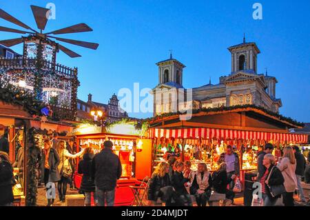 Deutscher Weihnachtsmarkt in der Abenddämmerung, Marktplatz, Kingston upon Thames, Royal Borough of Kingston upon Thames, Greater London, England, Vereinigtes Königreich Stockfoto