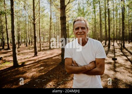 Porträt eines jungen kaukasischen Vaters, der im Wald trainiert Stockfoto