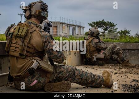 Force Reconnaissance Marines mit der 31. Marine Expeditionary Unit Maritime RAID Force bieten Sicherheit während einer Hausräumübung auf Camp Hansen, Okinawa, Japan, 7. Oktober 2020. Die Marines führten eine Lufteinlage, Durchbrechen und mehrstufige Raum Clearing, Steigerung der Kompetenz und Mission Bereitschaft. (USA Marine Corps Foto von Lance CPL. Colton K. Garrett) Stockfoto