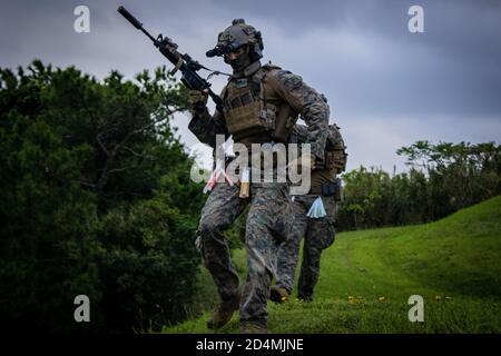 Force Reconnaissance Marines mit der 31. Marine Expeditionary Unit Maritime RAID Force Charge Downrange während einer Hausräumübung auf Camp Hansen, Okinawa, Japan, 7. Oktober 2020. Die Marines führten eine Lufteinlage, Durchbrechen und mehrstufige Raum Clearing, Steigerung der Kompetenz und Mission Bereitschaft. (USA Marine Corps Foto von Lance CPL. Colton K. Garrett) Stockfoto