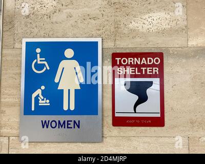 Die Toiletten und Schilder für die Frauen weisen die Menschen in das Tierheim in einem öffentlichen Gebäude. Stockfoto