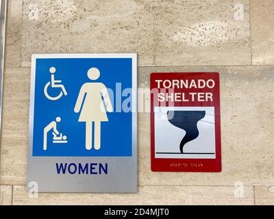 Die Toiletten und Schilder für die Frauen weisen die Menschen in das Tierheim in einem öffentlichen Gebäude. Stockfoto