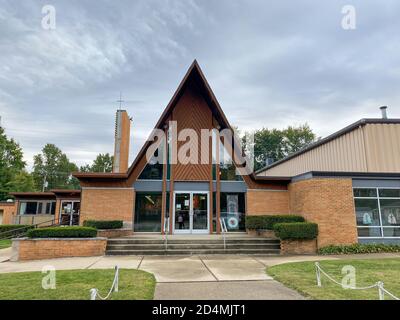 Springfield, IL/USA-10/3/20: Außenansicht einer kleinen Kirche im mittleren Westen an einem sonnigen Sommertag ohne Menschen. Stockfoto