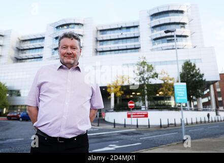 Dr. Conall McCaughey, Consultant Virologe am Belfast HSC Trust, außerhalb des Royal Hospital, Belfast, der während der Covid-19 in der Queen's Birthday Honors List mit einem OBE für Laboruntersuchungen ausgezeichnet wurde. Stockfoto