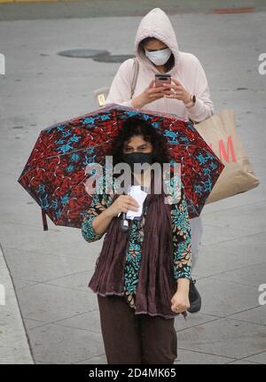 Vancouver, Kanada. Oktober 2020. Menschen mit Gesichtsmasken gehen auf einer Straße in Vancouver, British Columbia, Kanada, 9. Oktober 2020. Laut einem neuen COVID-19 Modellierungsbericht der kanadischen Regierung am Freitag. Die Gesamtzahl der kanadischen COVID-19 ist auf dem Weg, zwischen 188,150 und 197,830 Fälle und zwischen 9,690 und 9,800 Todesfälle ab Oktober 17 zu treffen. Am Freitagmittag gab es laut CTV insgesamt 177,613 COVID-19 Fälle und 9,583 Todesfälle. Quelle: Liang Sen/Xinhua/Alamy Live News Stockfoto