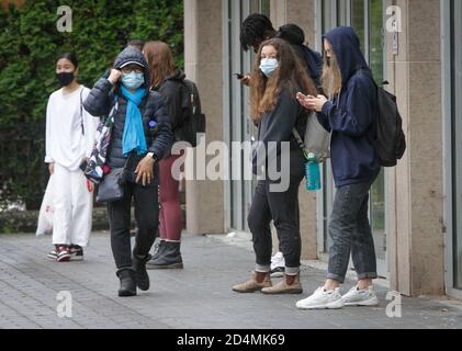 Vancouver, Kanada. Oktober 2020. Menschen mit Gesichtsmasken werden auf einer Straße in Vancouver, British Columbia, Kanada, 9. Oktober 2020 gesehen. Laut einem neuen COVID-19 Modellierungsbericht der kanadischen Regierung am Freitag. Die Gesamtzahl der kanadischen COVID-19 ist auf dem Weg, zwischen 188,150 und 197,830 Fälle und zwischen 9,690 und 9,800 Todesfälle ab Oktober 17 zu treffen. Am Freitagmittag gab es laut CTV insgesamt 177,613 COVID-19 Fälle und 9,583 Todesfälle. Quelle: Liang Sen/Xinhua/Alamy Live News Stockfoto