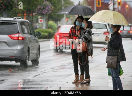 Vancouver, Kanada. Oktober 2020. Menschen mit Gesichtsmasken warten darauf, die Straße in Vancouver, British Columbia, Kanada, 9. Oktober 2020 zu überqueren. Laut einem neuen COVID-19 Modellierungsbericht der kanadischen Regierung am Freitag. Die Gesamtzahl der kanadischen COVID-19 ist auf dem Weg, zwischen 188,150 und 197,830 Fälle und zwischen 9,690 und 9,800 Todesfälle ab Oktober 17 zu treffen. Am Freitagmittag gab es laut CTV insgesamt 177,613 COVID-19 Fälle und 9,583 Todesfälle. Quelle: Liang Sen/Xinhua/Alamy Live News Stockfoto