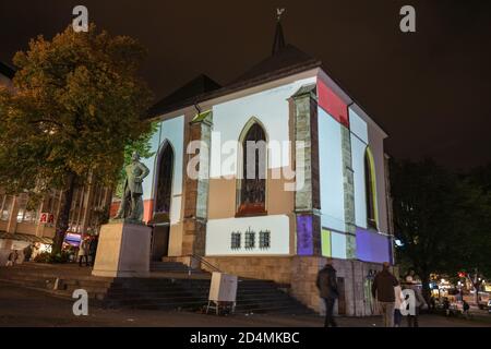 Essen, NRW, Deutschland. Oktober 2020. Installation 6, 'Luma in Motion', von Herrn Beam aus den Niederlanden, Eine sensorische Installation, die Zuschauerbewegungen auf die Marktkirche projiziert.das jährliche Essener Lichtfest läuft noch bis zum 11. Oktober dieses Jahres und zieht regelmäßig eine große Zuschauermenge an, die auf den Spuren von Lichtinstallationen´s zentralen Einkaufs- und Kulturviertels der Stadt flanieren. Kredit: Imageplotter/Alamy Live Nachrichten Stockfoto