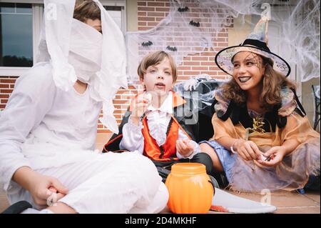 Kinder teilen und vergleichen ihre Süßigkeiten an halloween Stockfoto