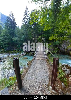 Holzbrücke über den Fluss Soca, Soca Trail, Slowenien Stockfoto