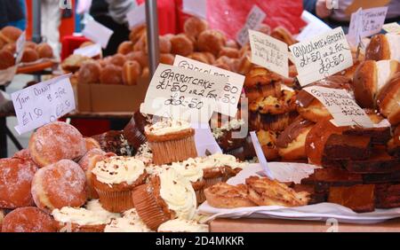 Backwaren Stand am Portobello Market, London Stockfoto