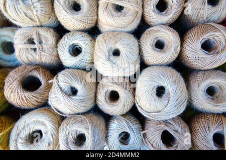 Natursackseil. Strohseil. Auch bekannt als Weidenseil. Es wird in Verpackungen, Einladungen und verschiedenen Dekorationen verwendet. Stockfoto