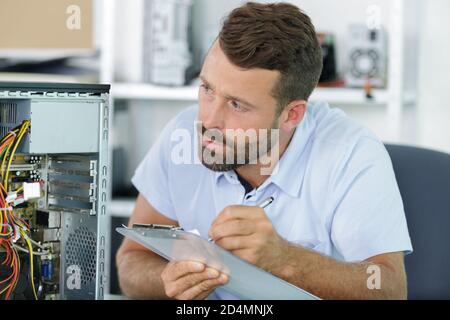 Junger Ingenieur, der mit pc arbeitet Stockfoto