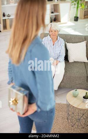 Liebenswert Moment der liebevollen Großmutter und Enkelkind Stockfoto