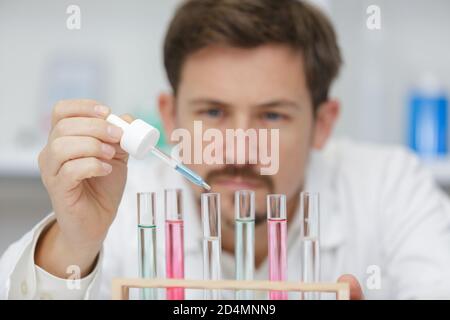 Forscher verwenden Pipetten und Röhrchen in einem Labor Stockfoto