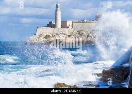 Das Schloss von El Morro, eine Ikone der Stadt Havanna während eines tropischen Sturms mit Wellen, die auf der Malecon Ufermauer krachen Stockfoto