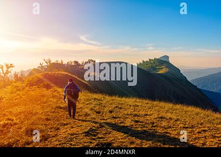 Schöne Landschaft am Morgen auf Mon Chong Mount, Chiang Mai, Thailand. Ist ein beliebter Ort Trekking Berg Stockfoto