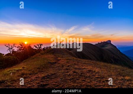 Schöne Landschaft am Morgen auf Mon Chong Mount, Chiang Mai, Thailand. Ist ein beliebter Ort Trekking Berg Stockfoto